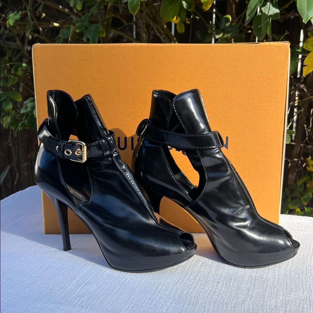 Rare Louis Vuitton black Patent leather  38.platform cut out booties. - Picture 4 of 17